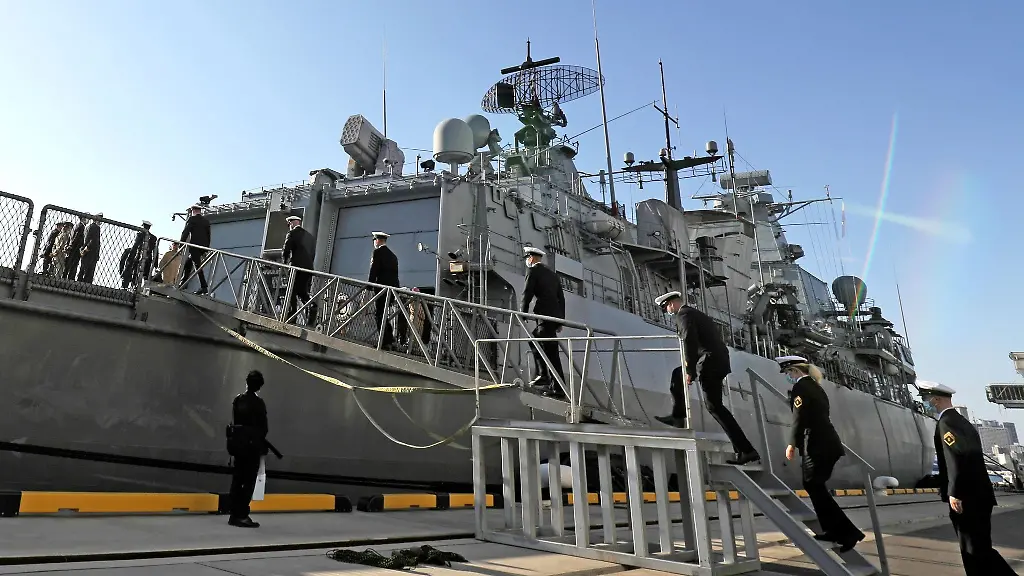 Die-Fregatte-Bayern-der-deutschen-Marine-hat-am-Tokyo-International-Cruise-Terminal-festgemacht