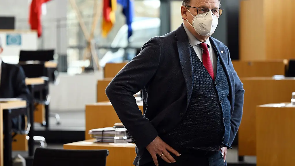 Ministerpraesident-Bodo-Ramelow-Linke-steht-im-Plenarsaal-des-Thueringer-Landtags