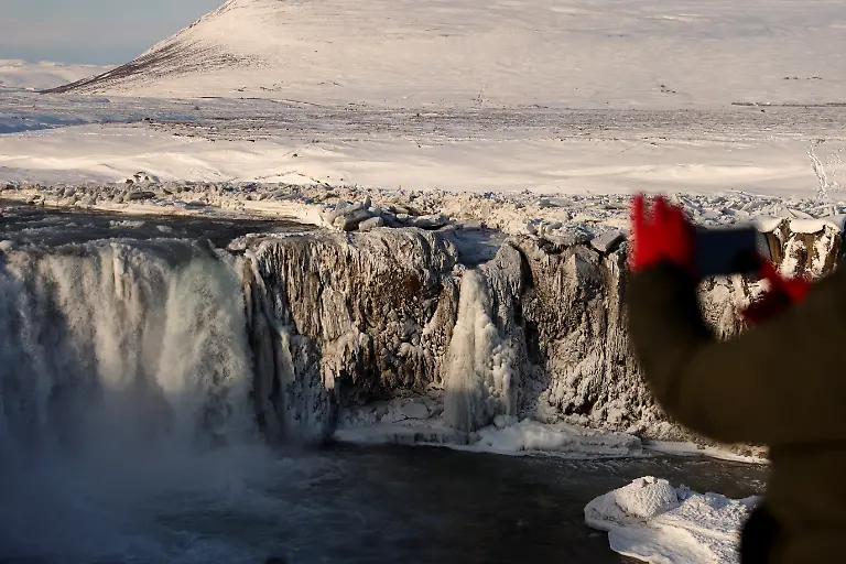2022-02-14T235625Z-1408761221-RC2OJS9A7RPM-RTRMADP-3-ICELAND-WEATHER