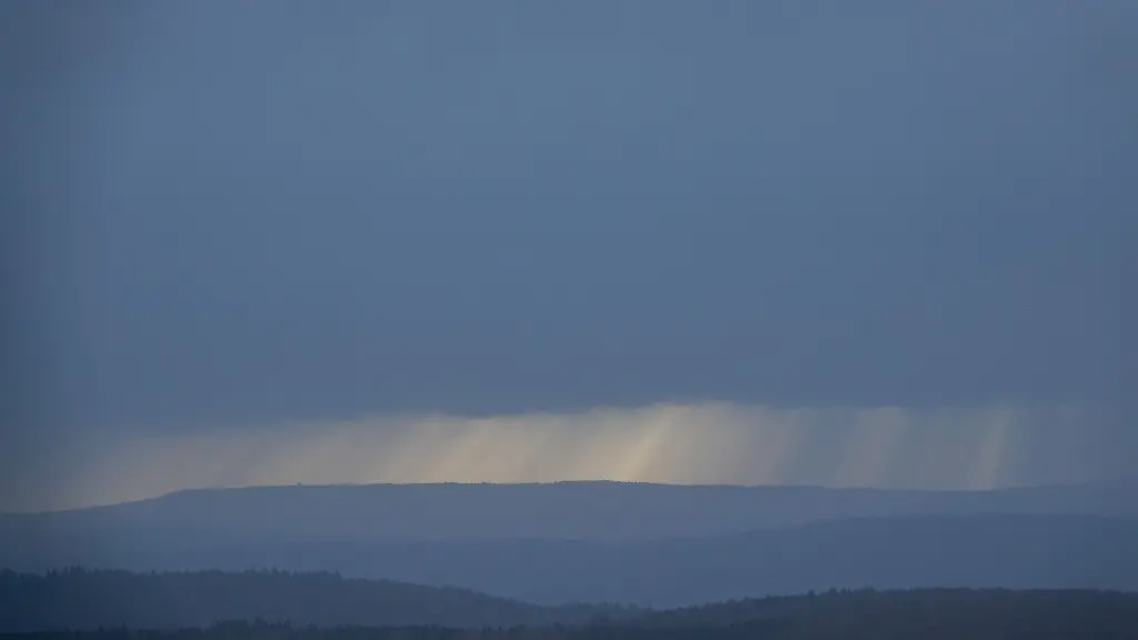 Sonnenstrahlen-kaempfen-sich-durch-die-dunkle-Wolkendecke-in-der-Suedeifel