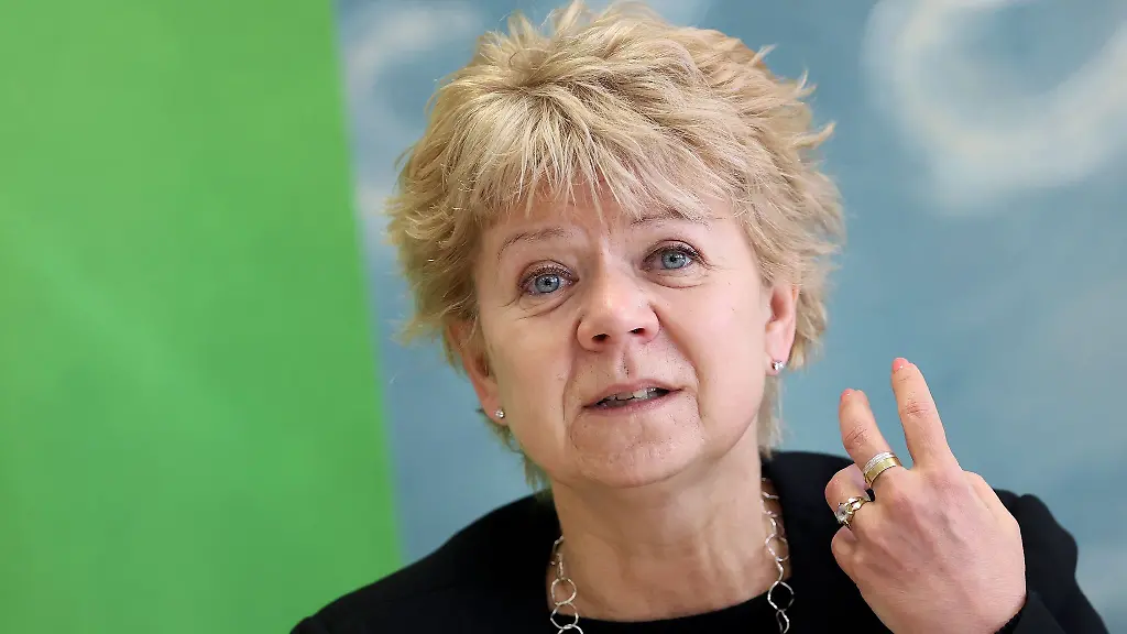 Gruenen-Landtagsfraktionsvorsitzende-Cornelia-Lueddemann-spricht-bei-einer-Pressekonferenz