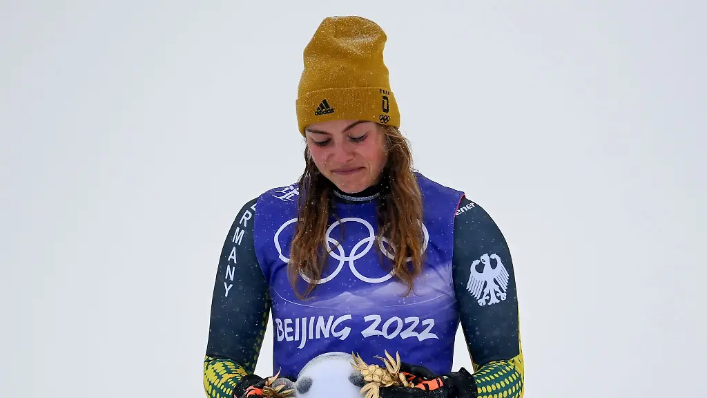 Skicrosserin-Daniela-Maier-kaempft-waehrend-der-Flower-Ceremony-nach-ihrem-Bronze-Erfolg-mit-den-Traenen