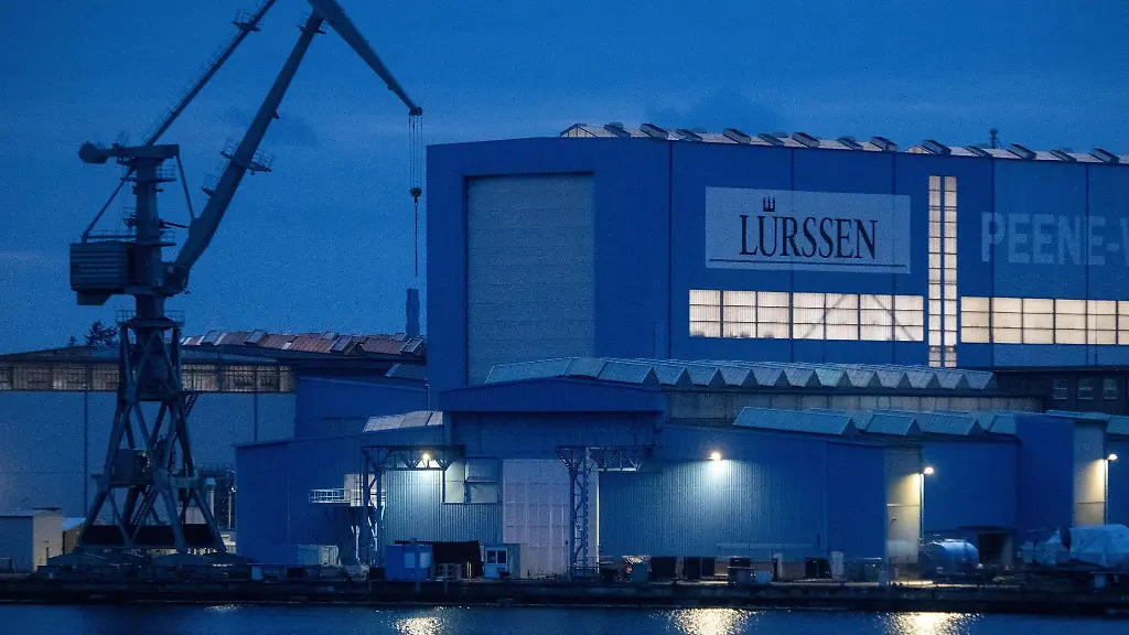 Blick-auf-die-Werfthalle-der-Peene-Werft