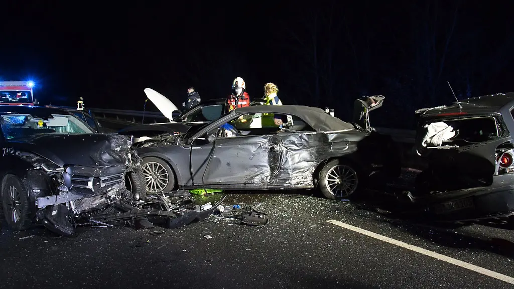 Drei-Autos-stehen-nach-einem-Auffahrunfall-auf-der-Strasse