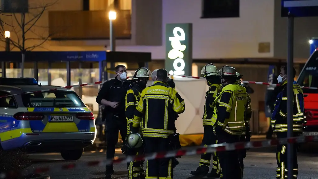 Polizisten-und-Feuerwehr-stehen-an-einem-Supermarkt-Dort-sind-zwei-Menschen-durch-Schuesse-ums-Leben-gekommen