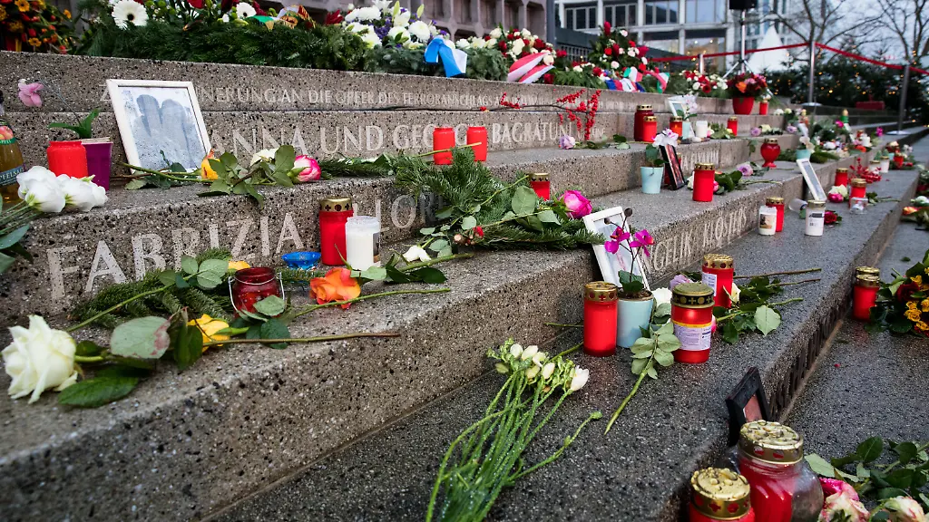 Blumen-Kerzen-und-Erinnerungsfotos-am-am-Mahnmal-am-Breitscheidplatz-in-Berlin