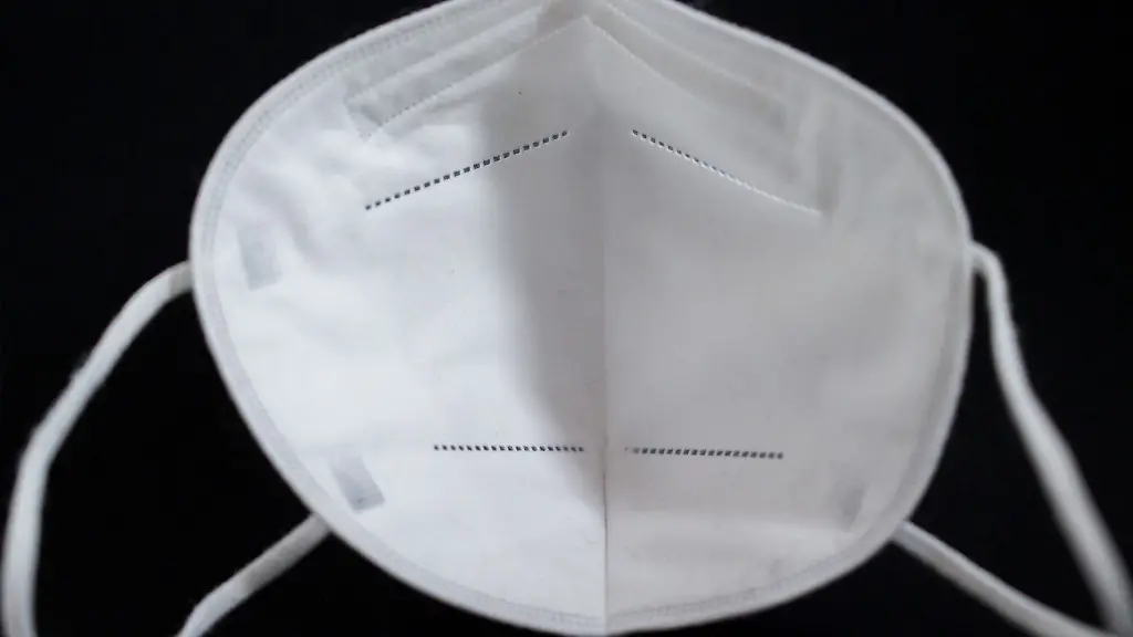 Eine-FFP2-Maske-liegt-auf-einem-Tisch