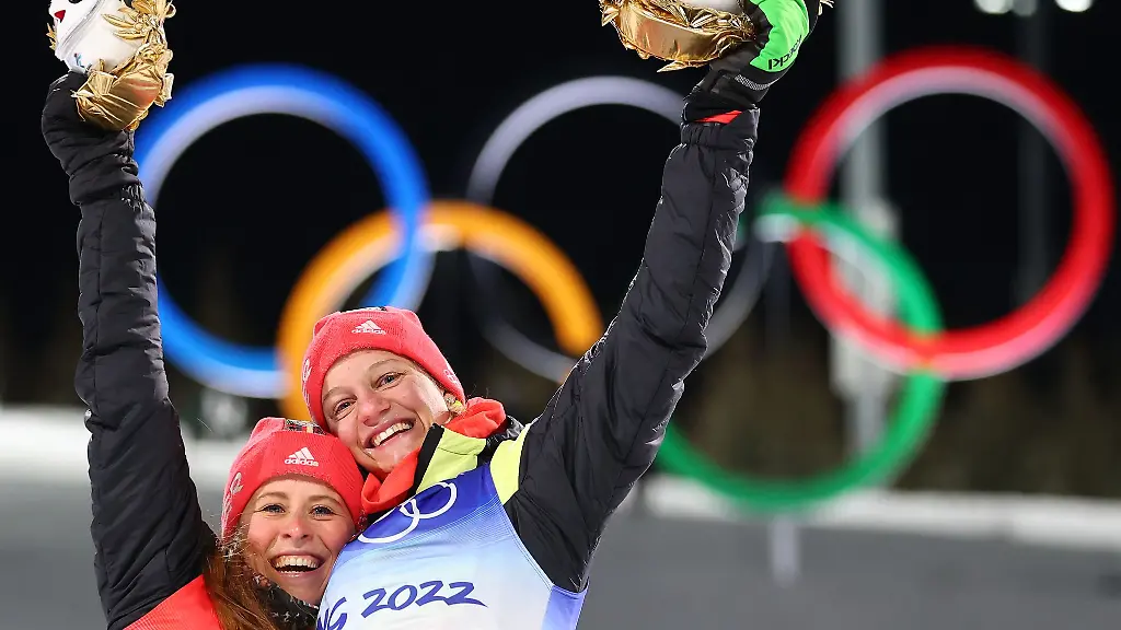 Victoria-Carl-r-und-Katharina-Hennig-feiern-auf-dem-Podium