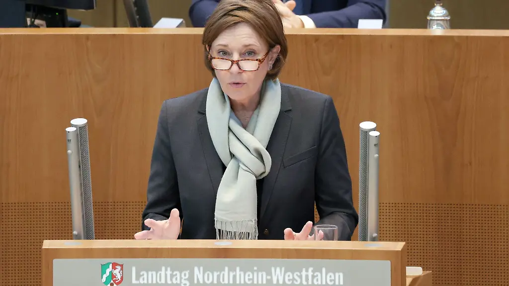 Yvonne-Gebauer-FDP-Schulministerin-in-Nordrhein-Westfalen-spricht