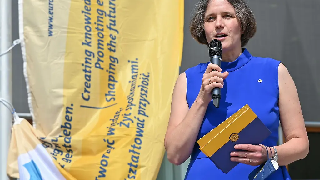 Julia-von-Blumenthal-spricht-auf-einer-Veranstaltung