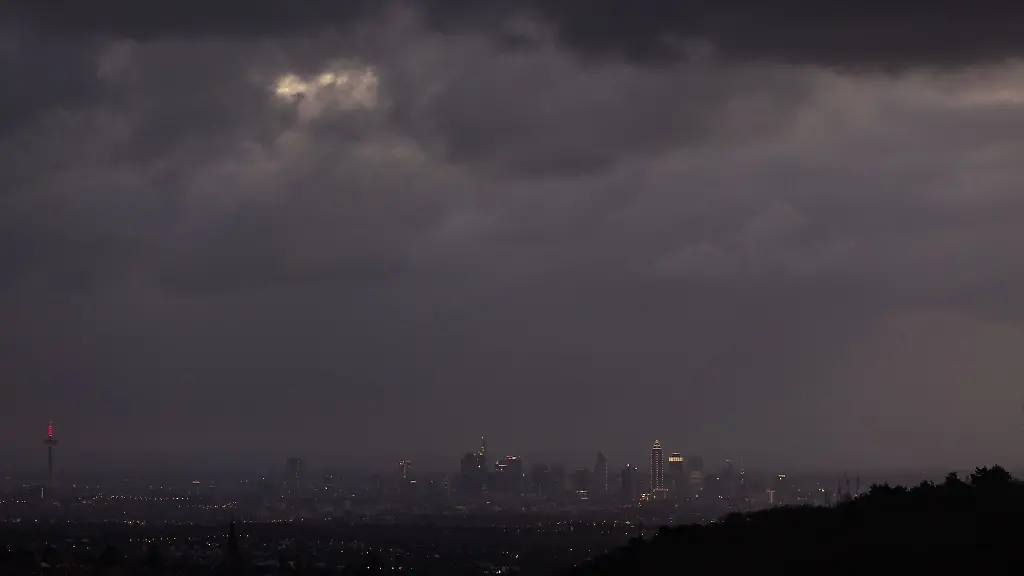 Dunkle-Wolken-haengen-ueber-Frankfurt-am-Main