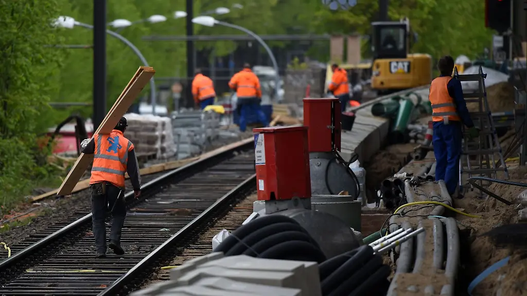 Ein-Bautrupp-arbeitet-auf-dem-S-Bahnhof-in-Potsdam-Babelsberg