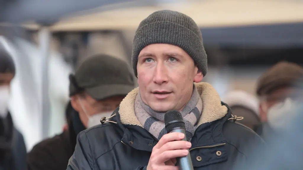 Daniel-Szarata-spricht-mit-Teilnehmern-eines-Buergerdialogs-unter-dem-Motto-Dialog-statt-Demo