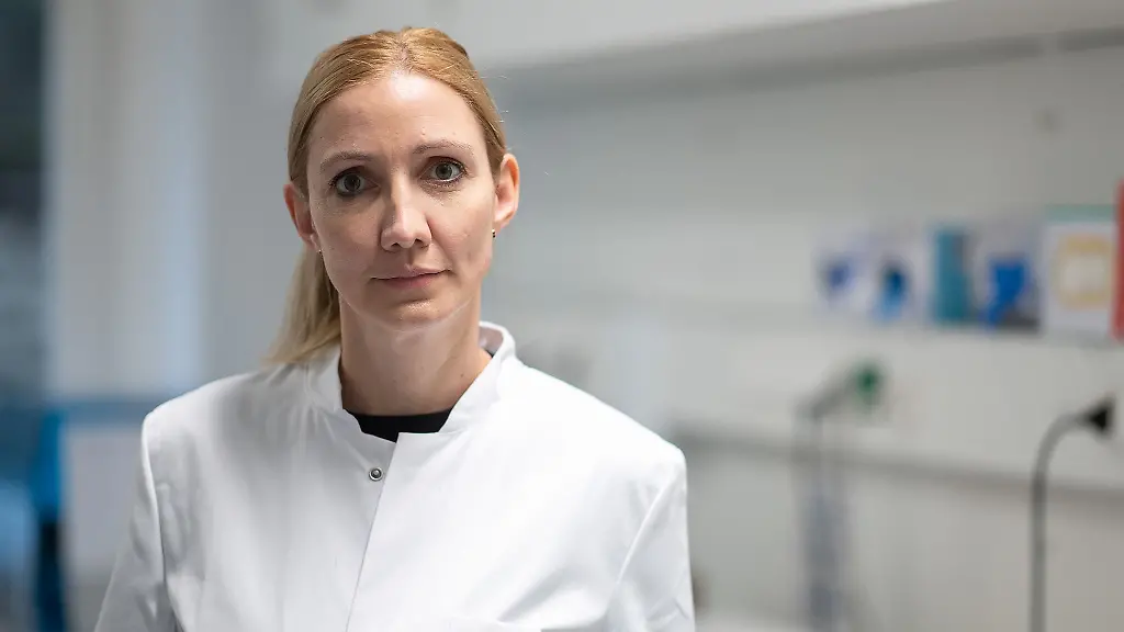Virologin-Sandra-Ciesek-spricht-im-NDR-Podcast-Das-Coronavirus-Update-ueber-die-Impfpflicht