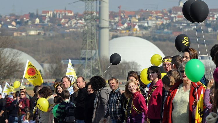 Die Menschenkette von Stuttgart nach Neckarwestheim nimmt den Atomausstieg in die Hand.