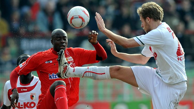John Jairo Mosquera (l.) von Union Berlin im Duell mit dem Augsburger Daniel Brinkmann.