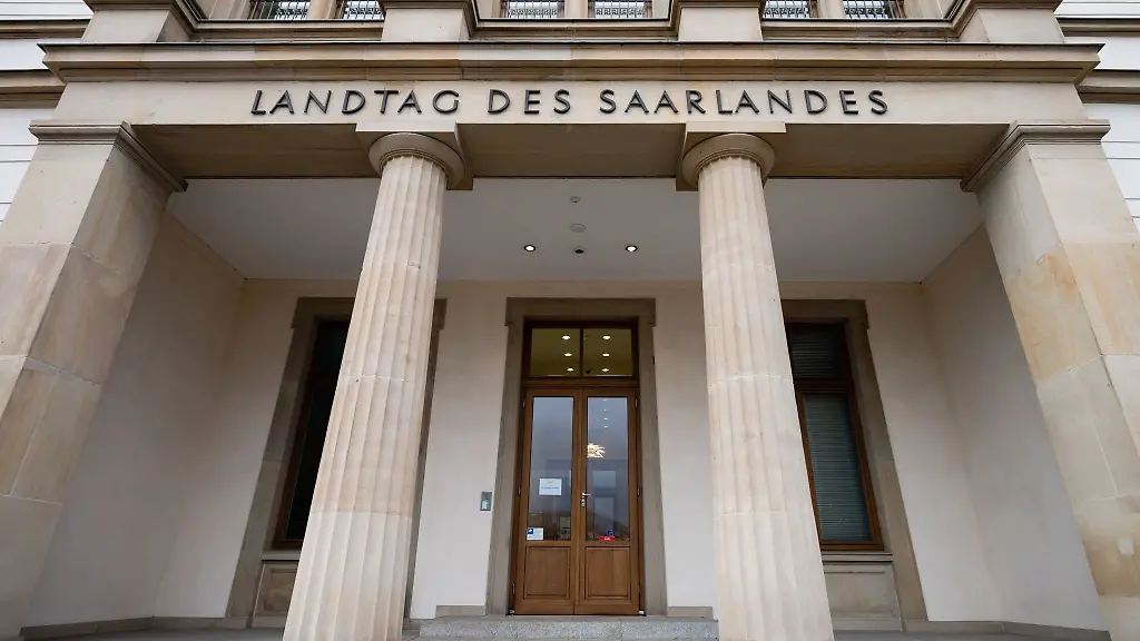 Blick-auf-den-Eingang-zum-Landtags-des-Saarlandes