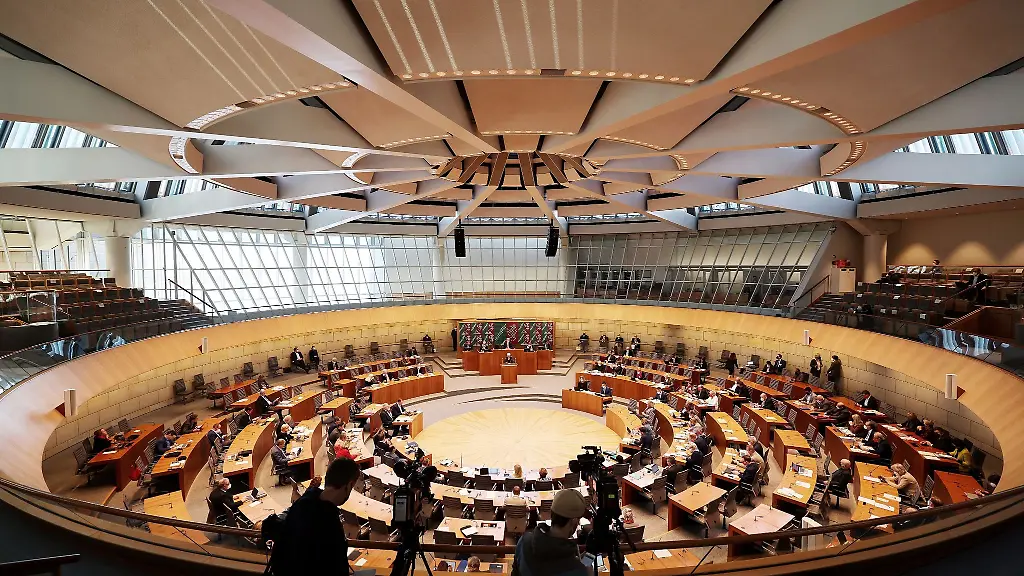 Abgeordnete-debattieren-im-Landtag