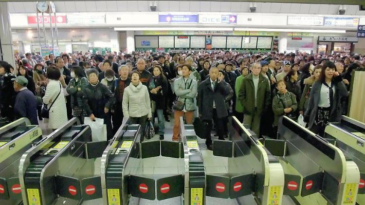 Nach dem Beben warten Pendler in Tokio auf Anschluss: Notabschaltungen legten Teile des Verkehrssystems lahm.