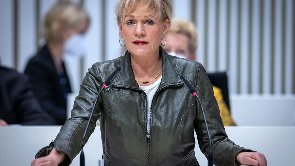 Simone-Oldenburg-spricht-bei-der-Landtagssitzung-vor-den-Abgeordneten