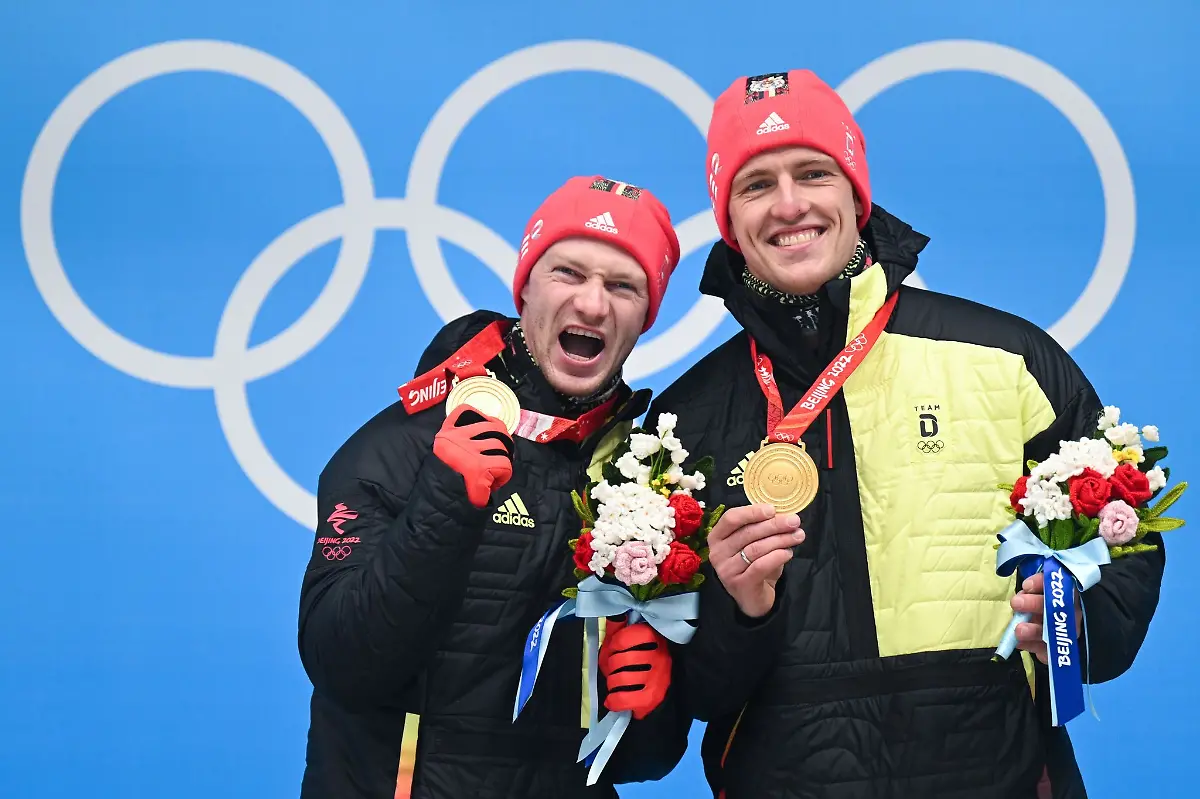 Francesco-Friedrich-l-und-Thorsten-Margis-freuen-sich-bei-der-Siegerehrung-ueber-olympisches-Gold