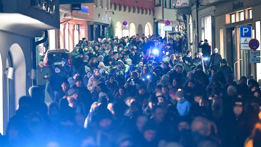 Gegner-der-Coronapolitik-demonstrieren-in-einer-Innenstadt