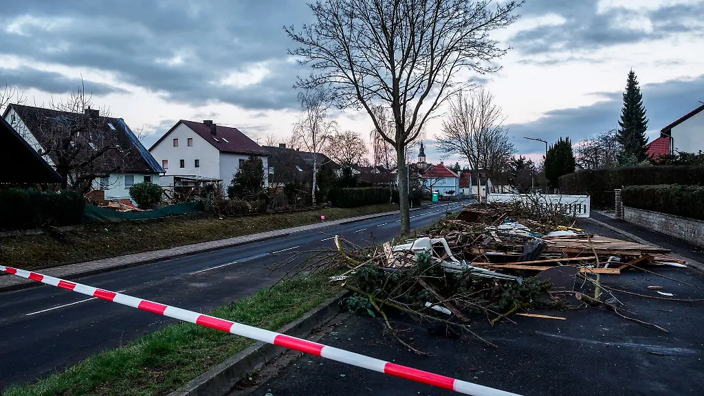 Sturmschaeden-nach-starken-Windboeen-Wer-vorher-lose-Gegenstaende-sichert-kann-viele-Beschaedigungen-am-Haus-verhindern