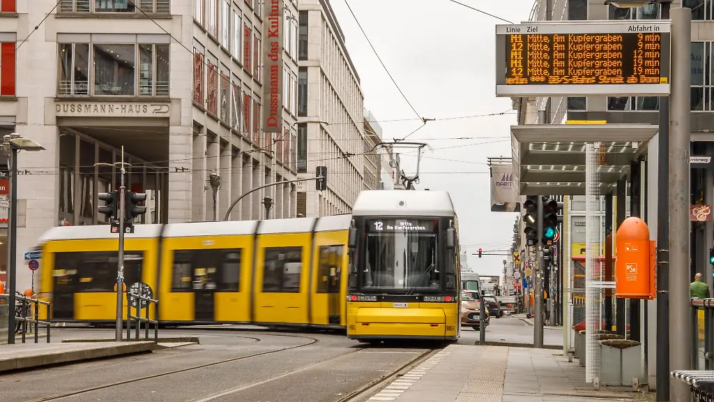 Eine-Tram-faehrt-in-die-Haltestelle-Friedrichstrasse-ein