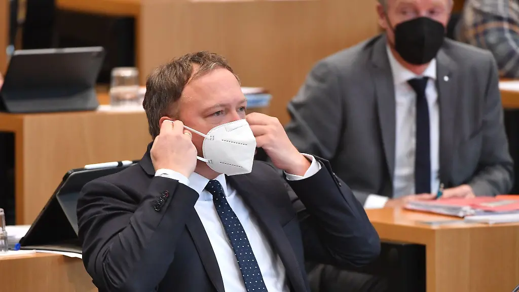 Mario-Voigt-Vorsitzender-der-CDU-Landtagsfraktion-in-Thueringen-setzt-seine-Maske-auf