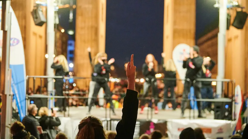 Frauen-und-Maenner-des-Maedchen-und-Jugendsportzentrums-Centre-Talma-tanzen-vor-dem-Brandenburger-Tor