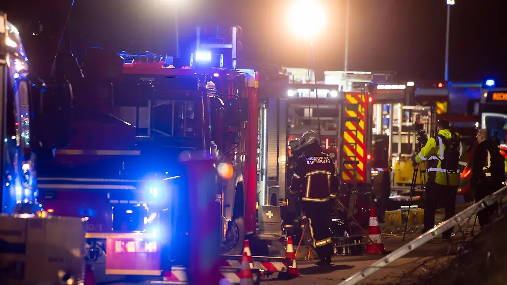 Einsatzkraefte-der-Feuerwehr-arbeiten-nach-einem-Zusammenstoss-zweier-S-Bahnen-an-der-Unfallstelle