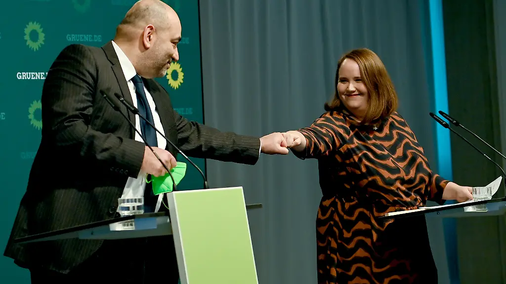 Bis-jetzt-war-sie-designiert-nun-ist-die-neue-Fuehrung-der-Gruenen-auch-offiziell-im-Amt