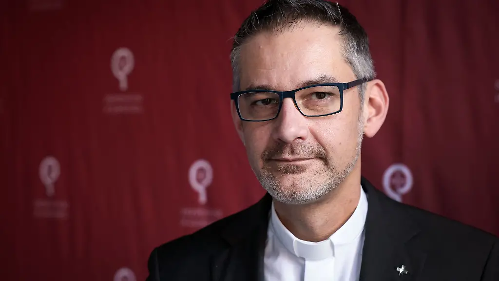 Pater-Sascha-Philipp-Geissler-neuer-Generalvikar-des-Erzbistums-Hamburg-steht-vor-der-Presse