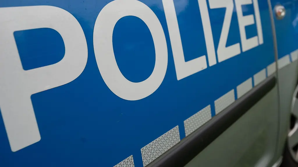 Das-Wort-Polizei-steht-auf-einem-Einsatzwagen