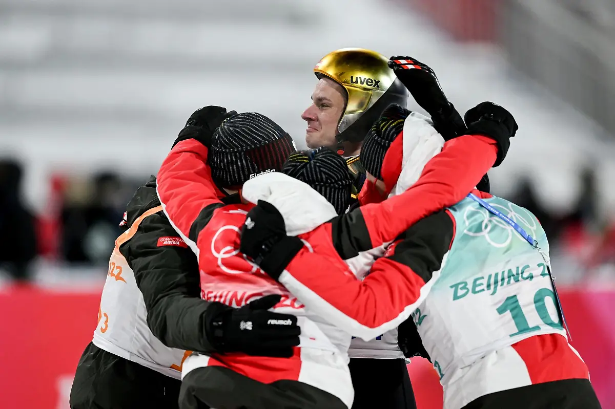 Karl-Geiger-hinten-feiert-mit-seinen-Teamgefaehrten-Markus-Eisenbichler-l-Constantin-Schmid-2-v-l-und-Stephan-Leyhe