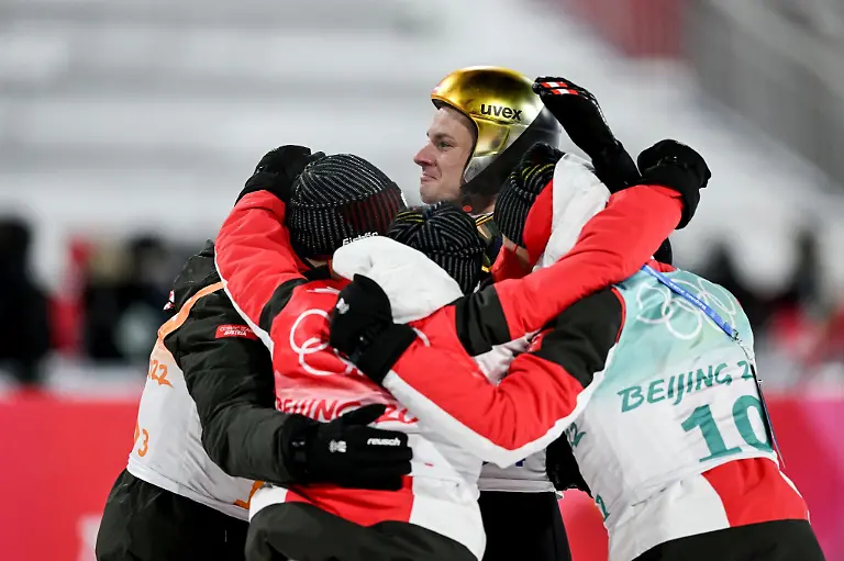 Karl-Geiger-hinten-feiert-mit-seinen-Teamgefaehrten-Markus-Eisenbichler-l-Constantin-Schmid-2-v-l-und-Stephan-Leyhe