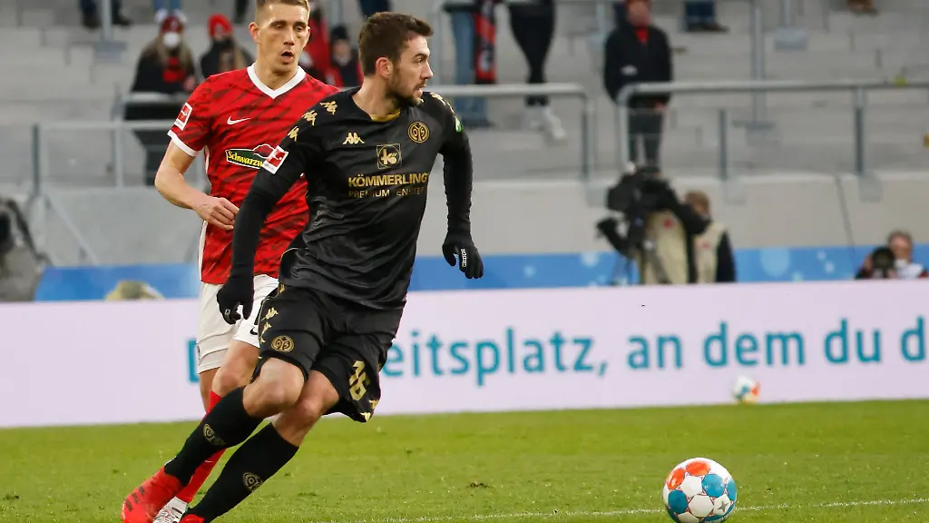 Freiburgs-Nils-Petersen-l-verfolgt-Mainz-Stefan-Bell-r