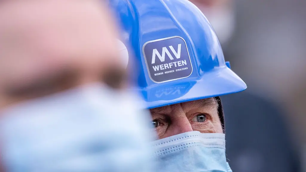 Ein-Schiffbauer-beobachtet-die-Kundgebung-vor-der-insolventen-MV-Werften