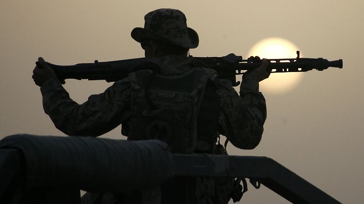 Ein Fallschirmjäger sichert den Nahbereich des Bundeswehr-Feldlagers in Kundus.