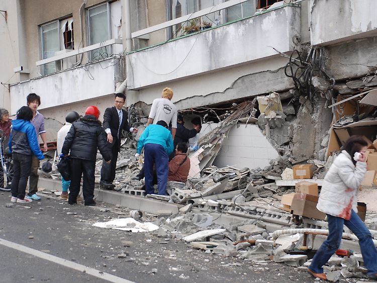 Erschütterungen im ganzen Land: In Iwaki, einer weit im Inland gelegenen Stadt zwischen Tokio und der schwer getroffenen Küstenstadt Sendai, ließ das Beben massive Stahlbetonpfeiler bersten.