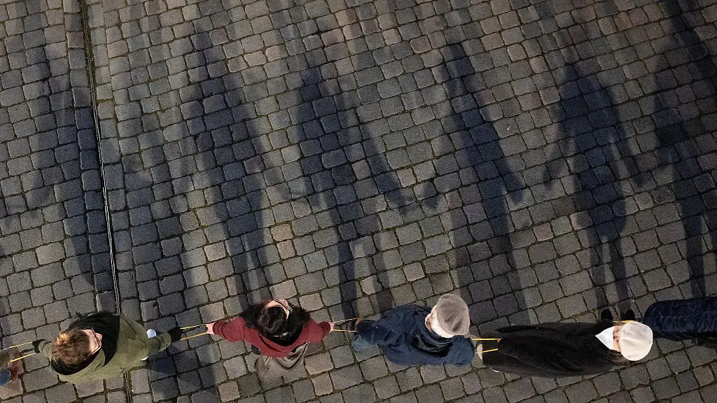 Mit-einer-Menschenkette-wird-auf-dem-Neumarkt-der-Zerstoerung-der-Stadt-im-Zweiten-Weltkrieg-gedacht