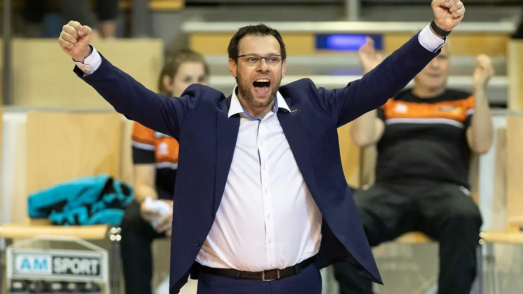 Berlins-Trainer-Cedric-Enard-jubelt-nach-einem-Sieg