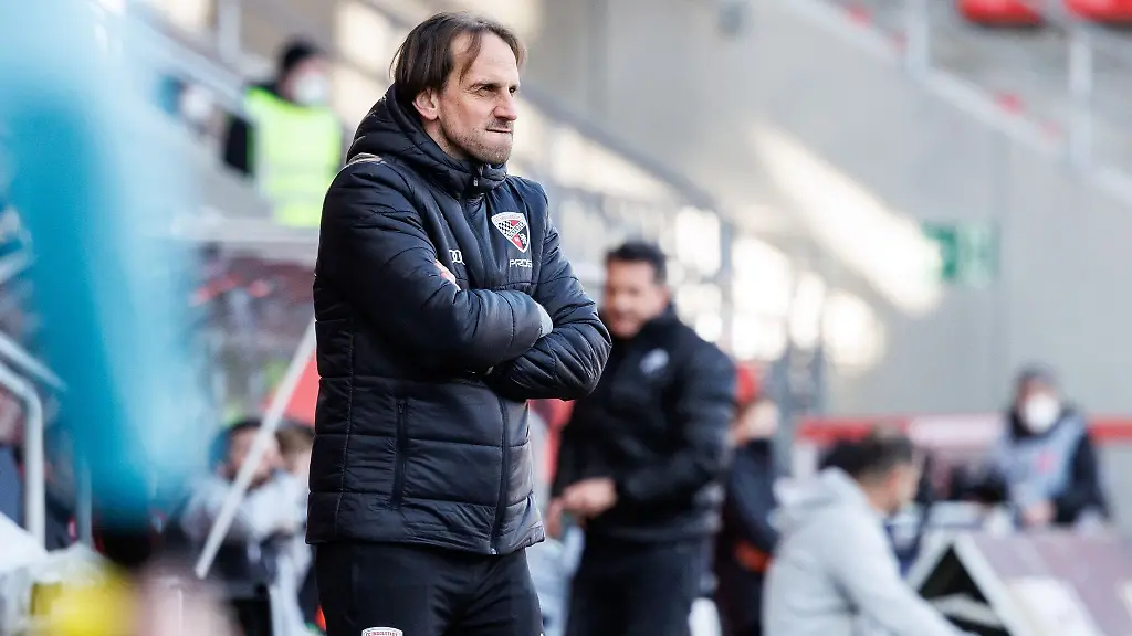 Trainer-Ruediger-Rehm-von-Ingolstadt-verfolgt-das-Spiel