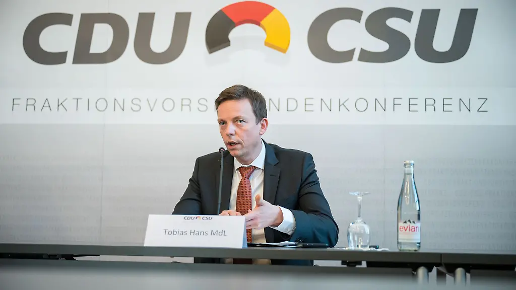 Der-saarlaendische-Ministerpraesident-Tobias-Hans-CDU-spricht-auf-einer-Pressekonferenz