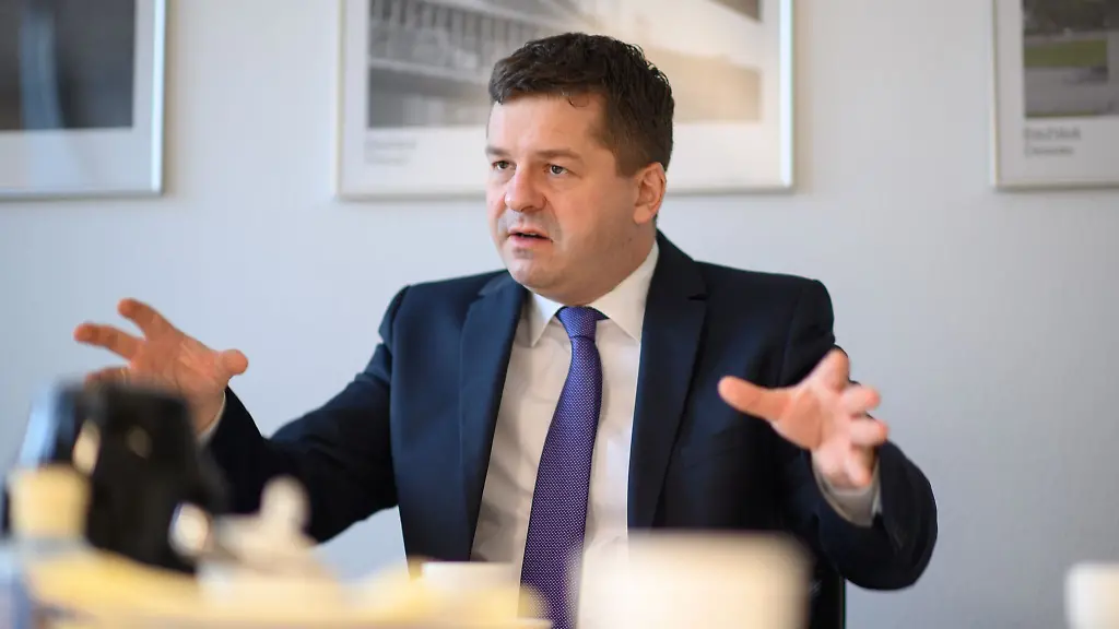 Sven-Schulze-CDU-Wirtschaftsminister-des-Landes-Sachsen-Anhalt-waehrend-eines-Interviews