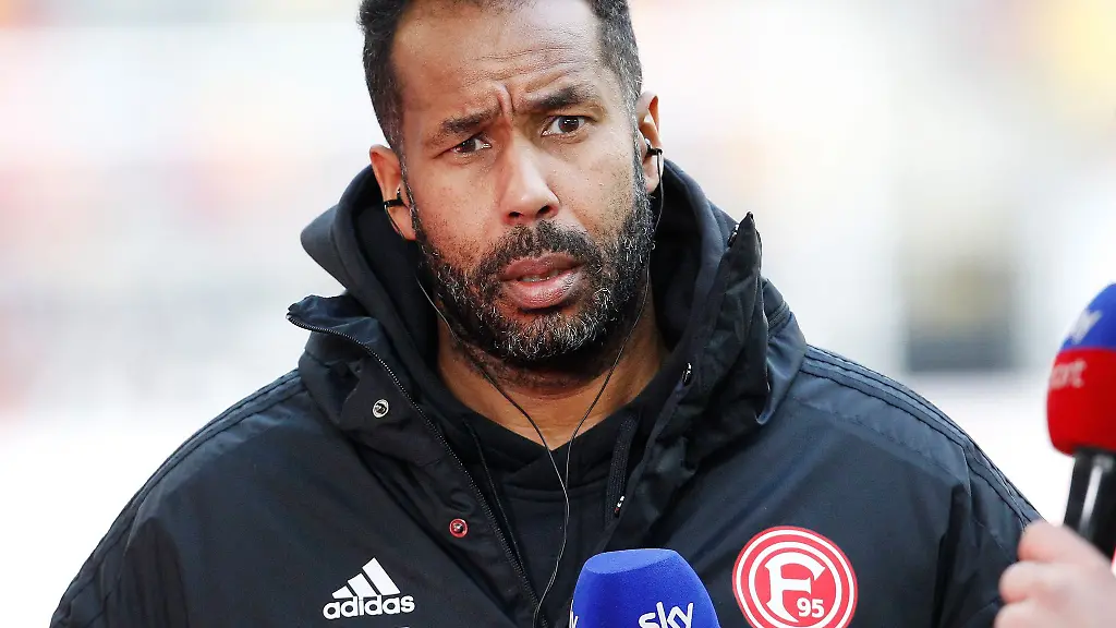 Daniel-Thioune-beantwortet-vor-Spielbeginn-Fragen-beim-Interview