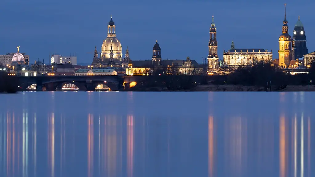 Die-Dresdner-Altstadtkulisse-spiegelt-sich-der-Elbe