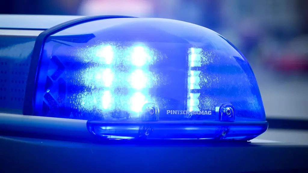 Das-Blaulicht-an-einem-Polizeiauto-leuchtet