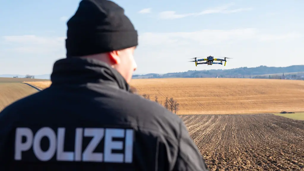 Der-Polizei-Drohnenpilot-Rico-Schmidt-laesst-eine-Drohne-bei-der-Suche-nach-Giftkoedern-fuer-Greifvoegel-ueber-ein-Feld-fliegen