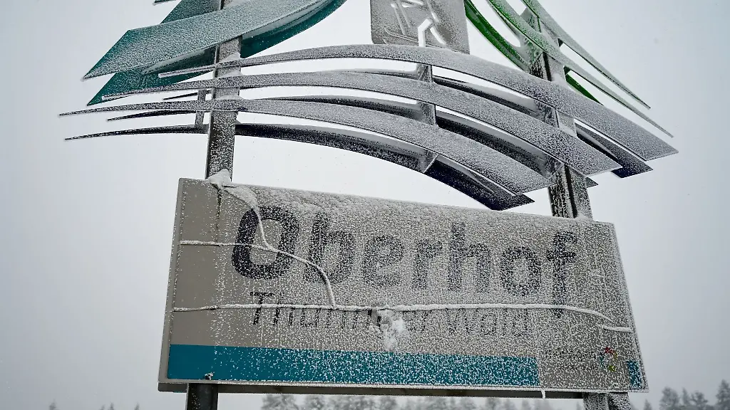 Das-verschneite-Logo-der-Stadt-Oberhof-am-Rennsteig